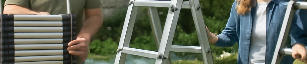 Mann und Frau vergleichen Teleskopleiter, Klappleiter und Anlegeleiter im Garten